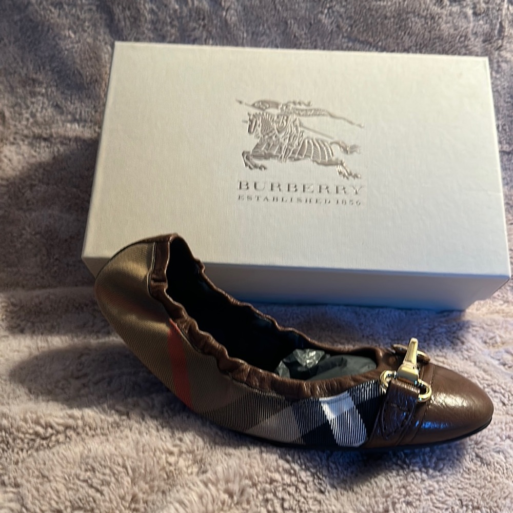 BNIB never worn Burberry Shipley Flat- Hard to find!